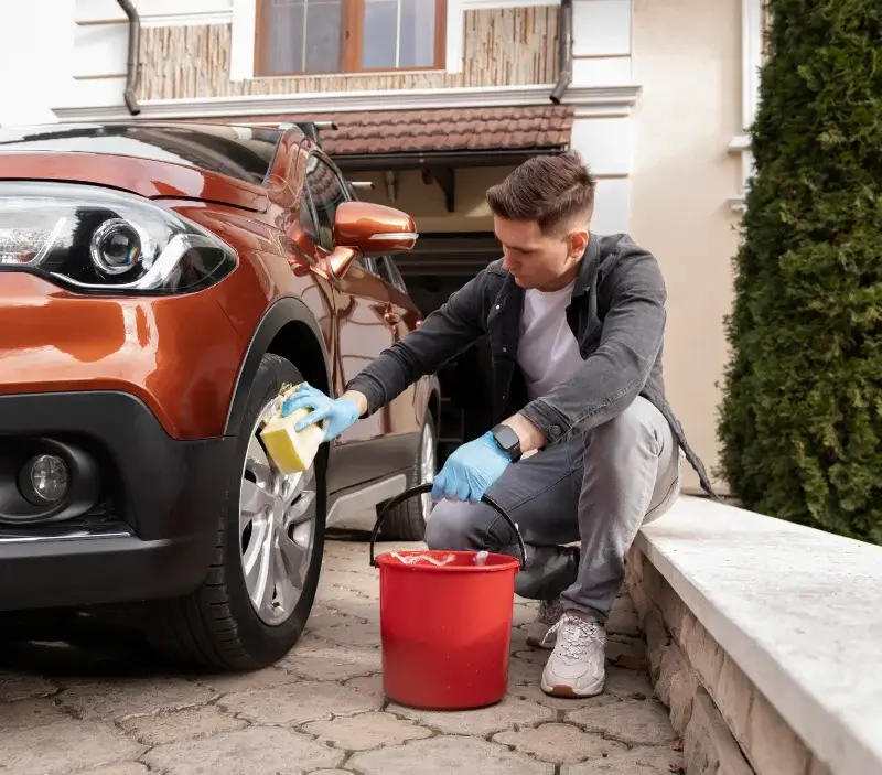 Lavage auto à domicile Maisons : professionnel intervenant sur un véhicule